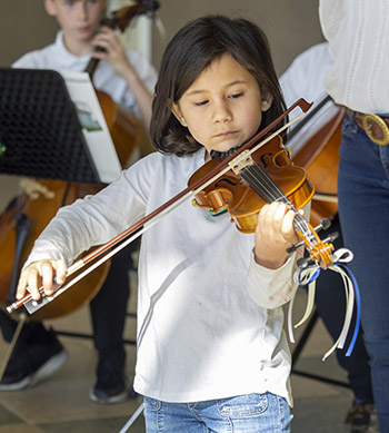 girl playing violin